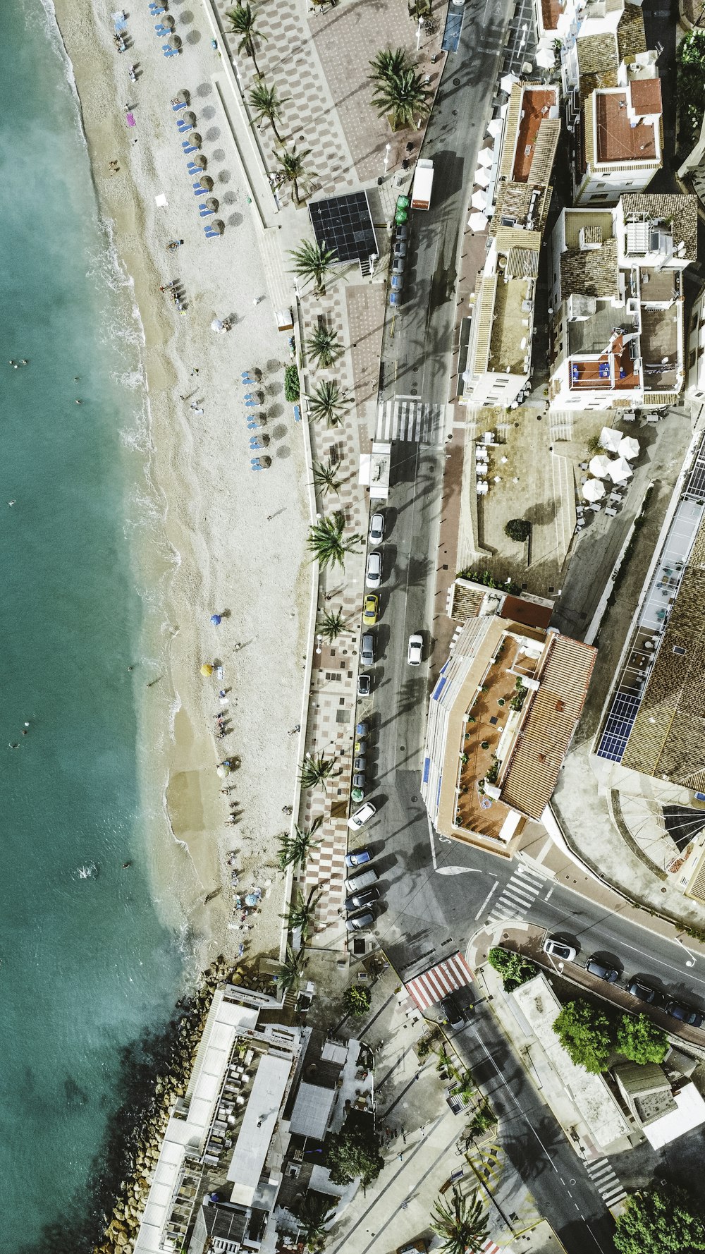 une vue aérienne d’une plage et de l’océan