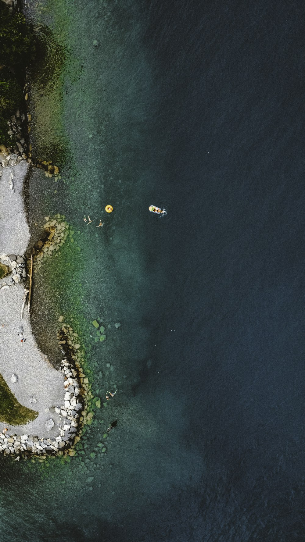 una veduta aerea di uno specchio d'acqua