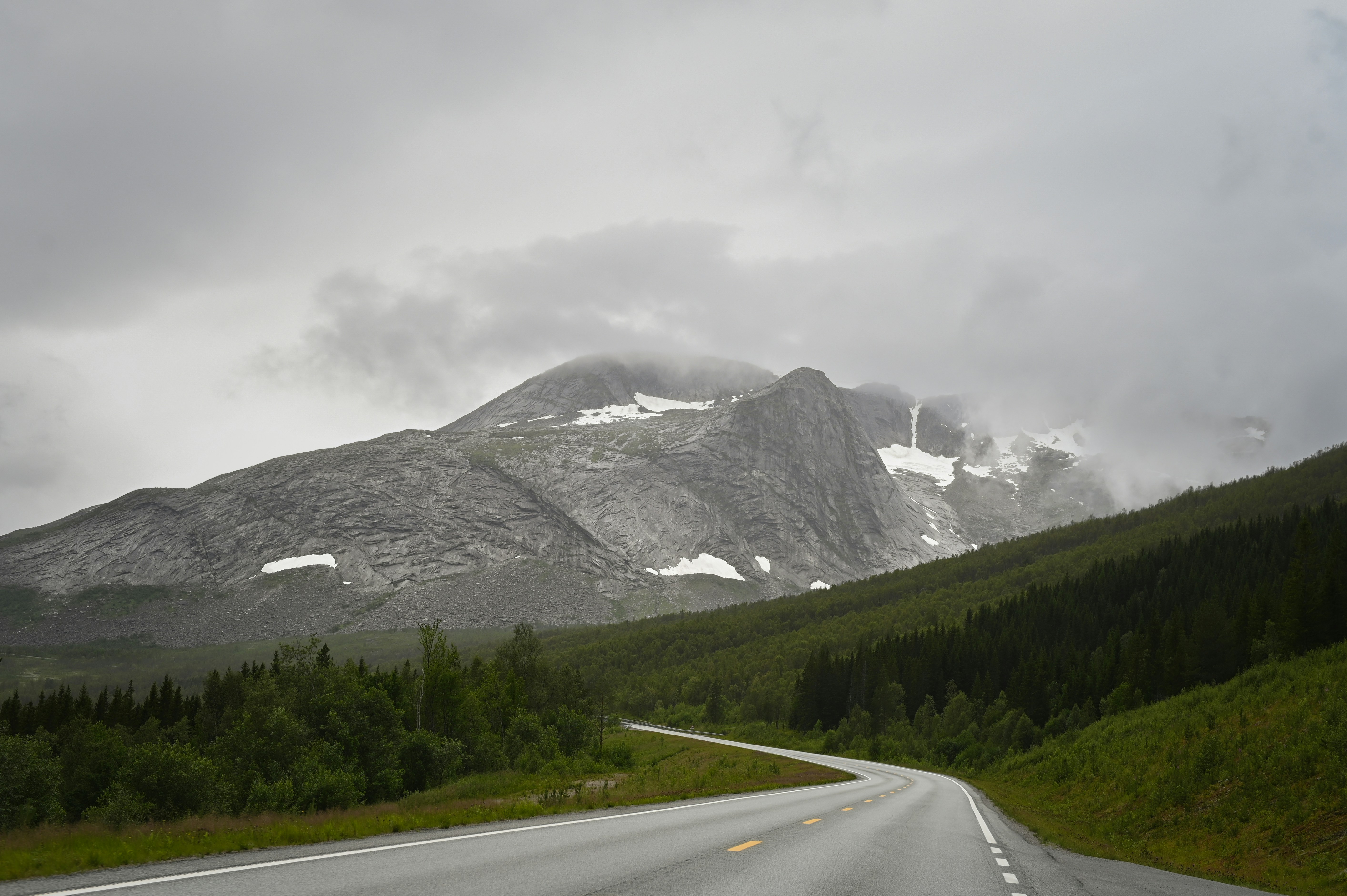 Off-Roading Svydovets Ridge Best 4x4 Rental and Safety Guide