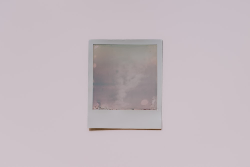 Ein Polaroidrahmen, der an einer Wand hängt