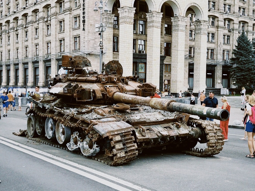 un grande carro armato seduto sul ciglio di una strada