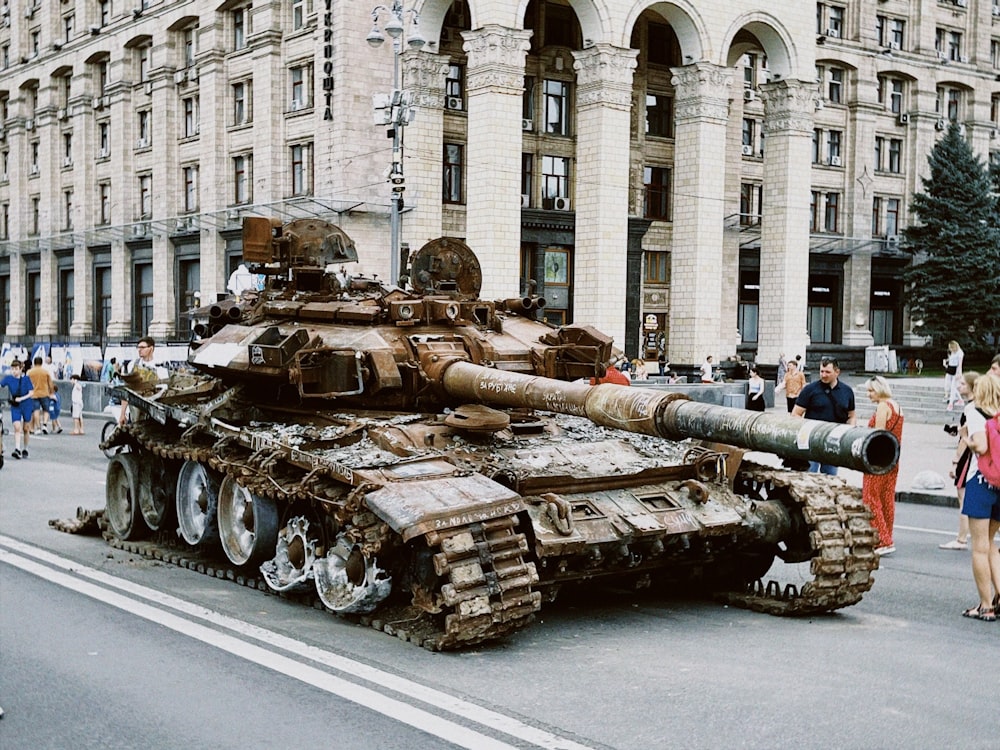 길가에 앉아있는 큰 탱크