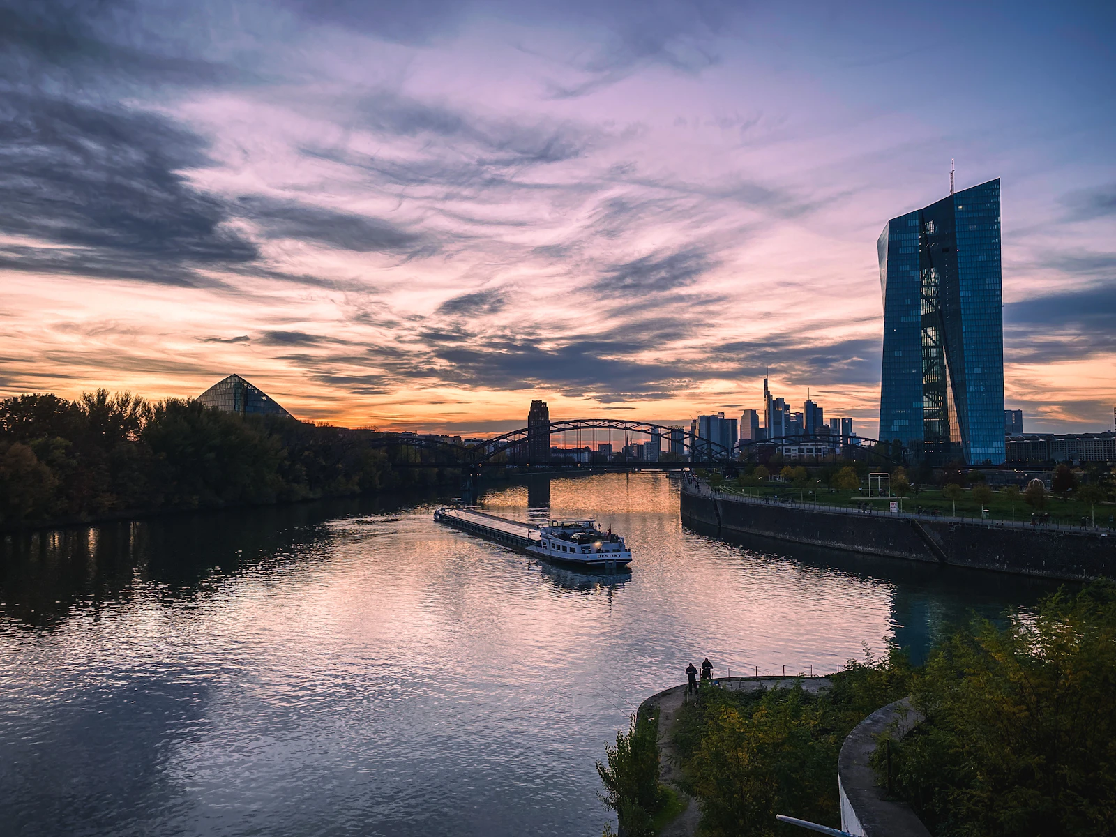 Frankfurt River Main Sightseeing Cruise with Skyline Views