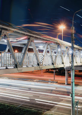 A simple illustration of a pedestrian bridge over a busy street in Vicente Guerrero.