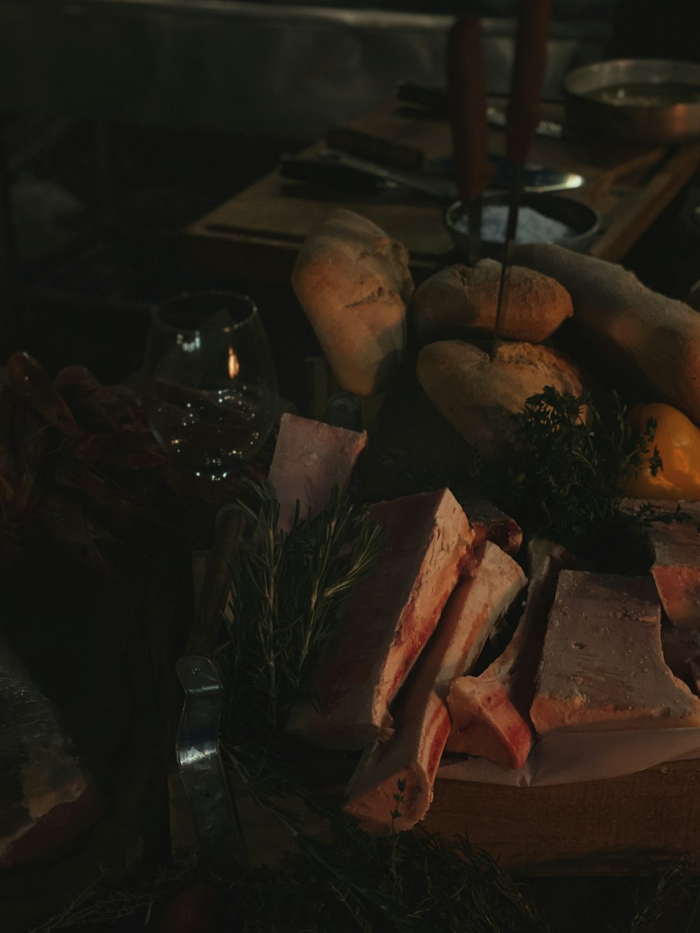 un montón de comida que está en una mesa