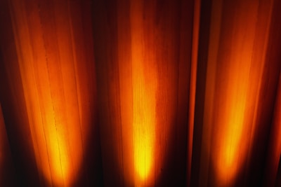 Outdoor terrace showcasing WPC lambrín panels in natural tones under soft lighting