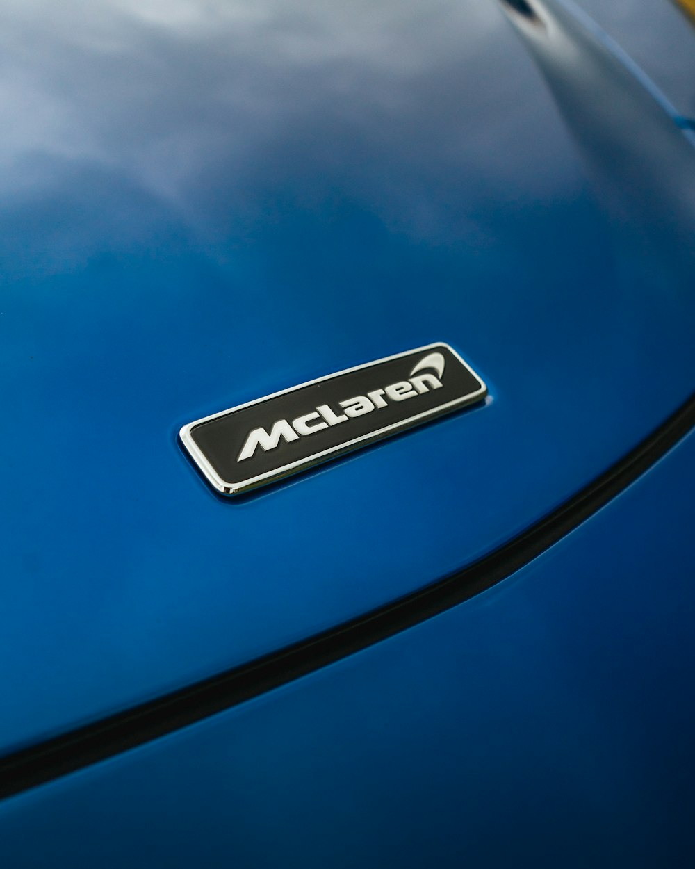 um close up do emblema em um carro esportivo azul