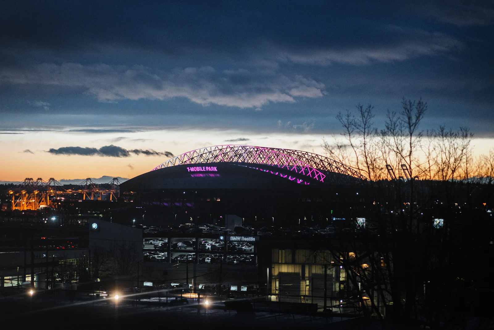 Estádio iluminado à noite — a paixão pelo esporte que move a FanKit