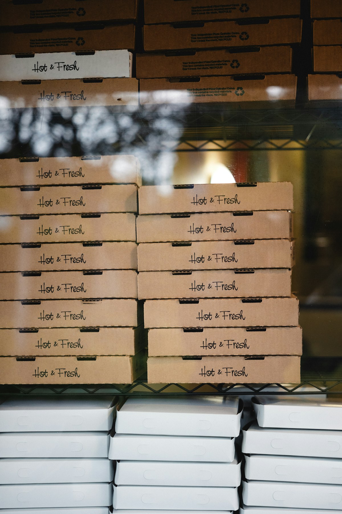 Pilha de caixas de pizza prontas para entrega