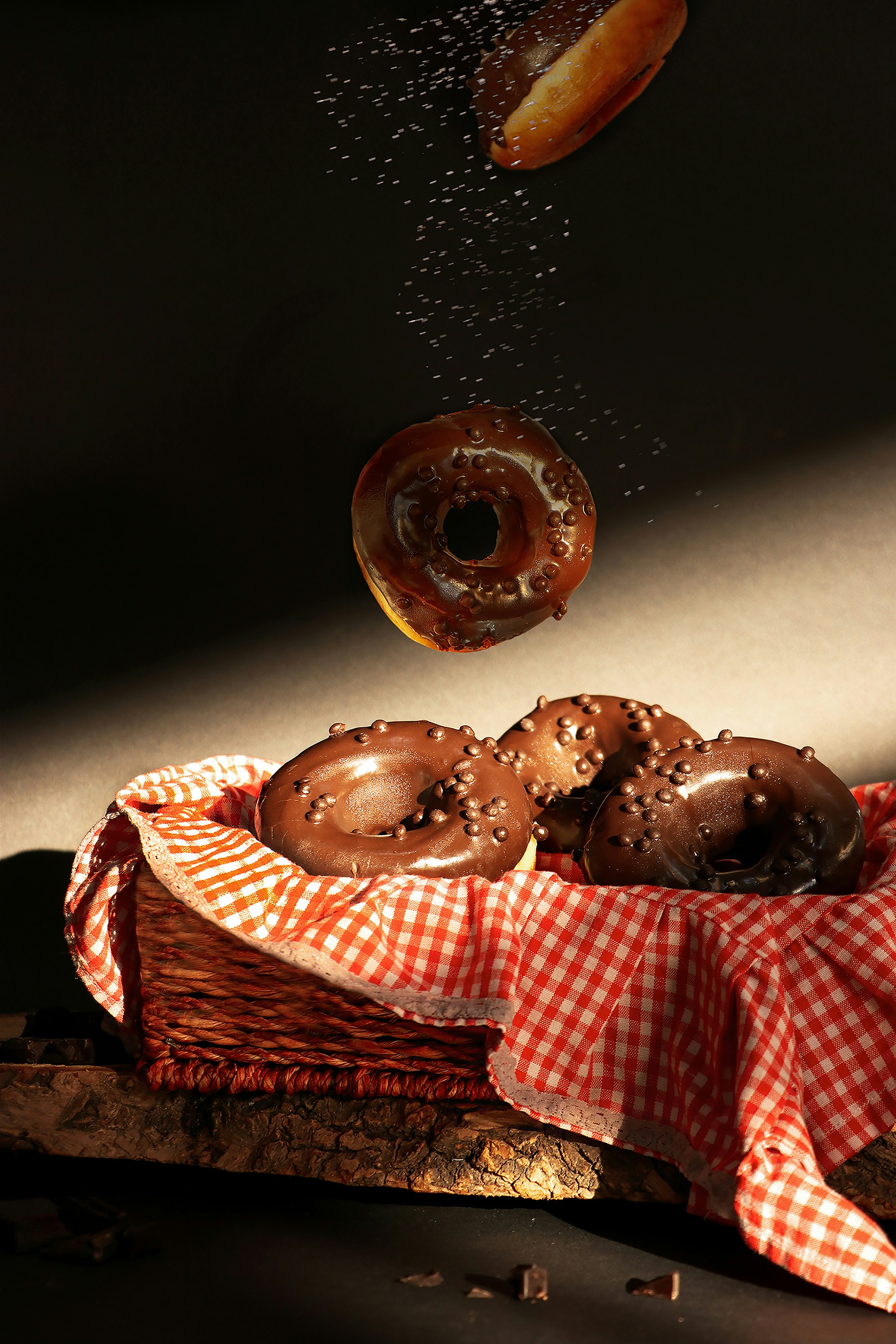 ein mit Donuts gefüllter Korb auf einem Tisch