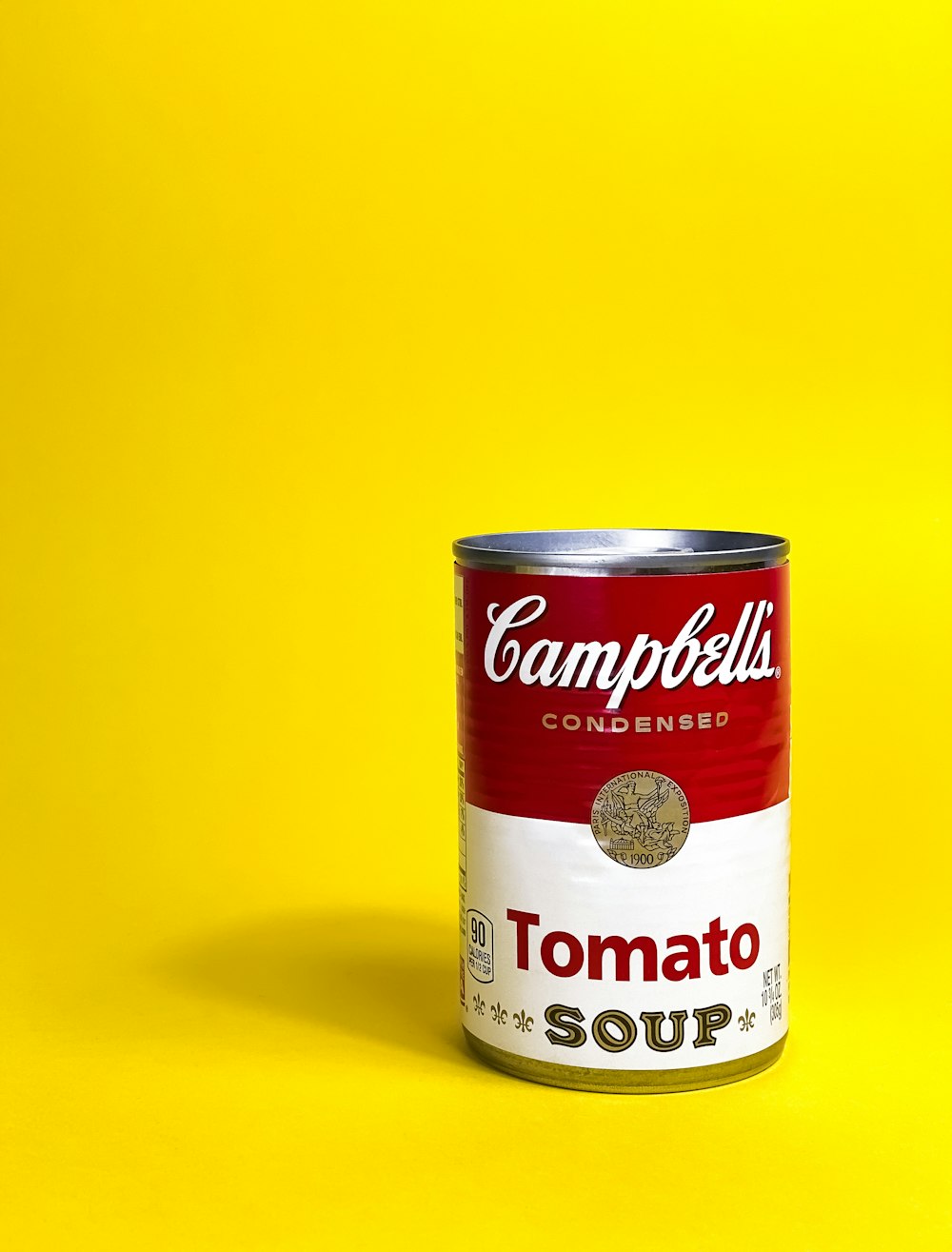 黄色い背景にスープの缶