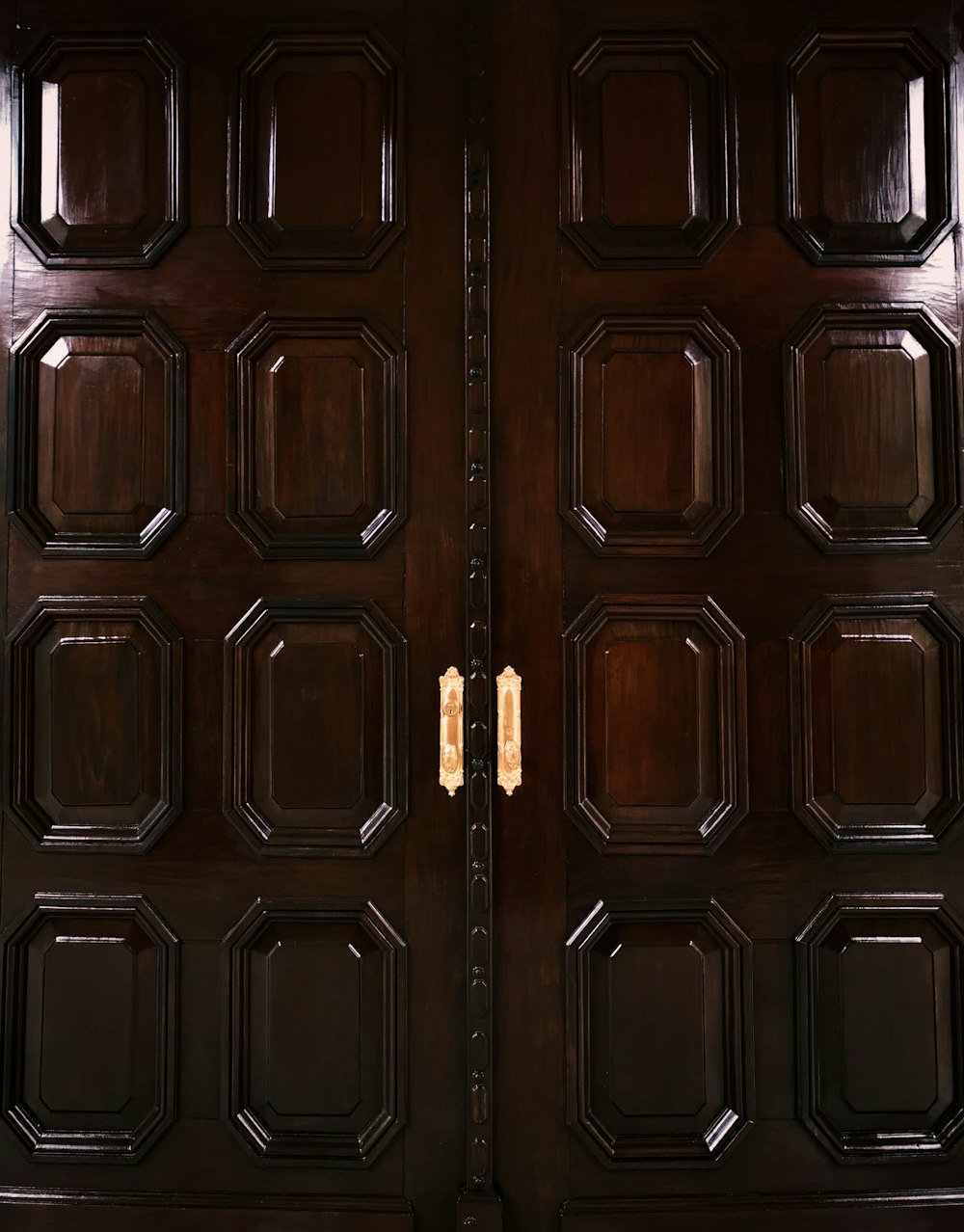 Un primer plano de una puerta de madera con una manija