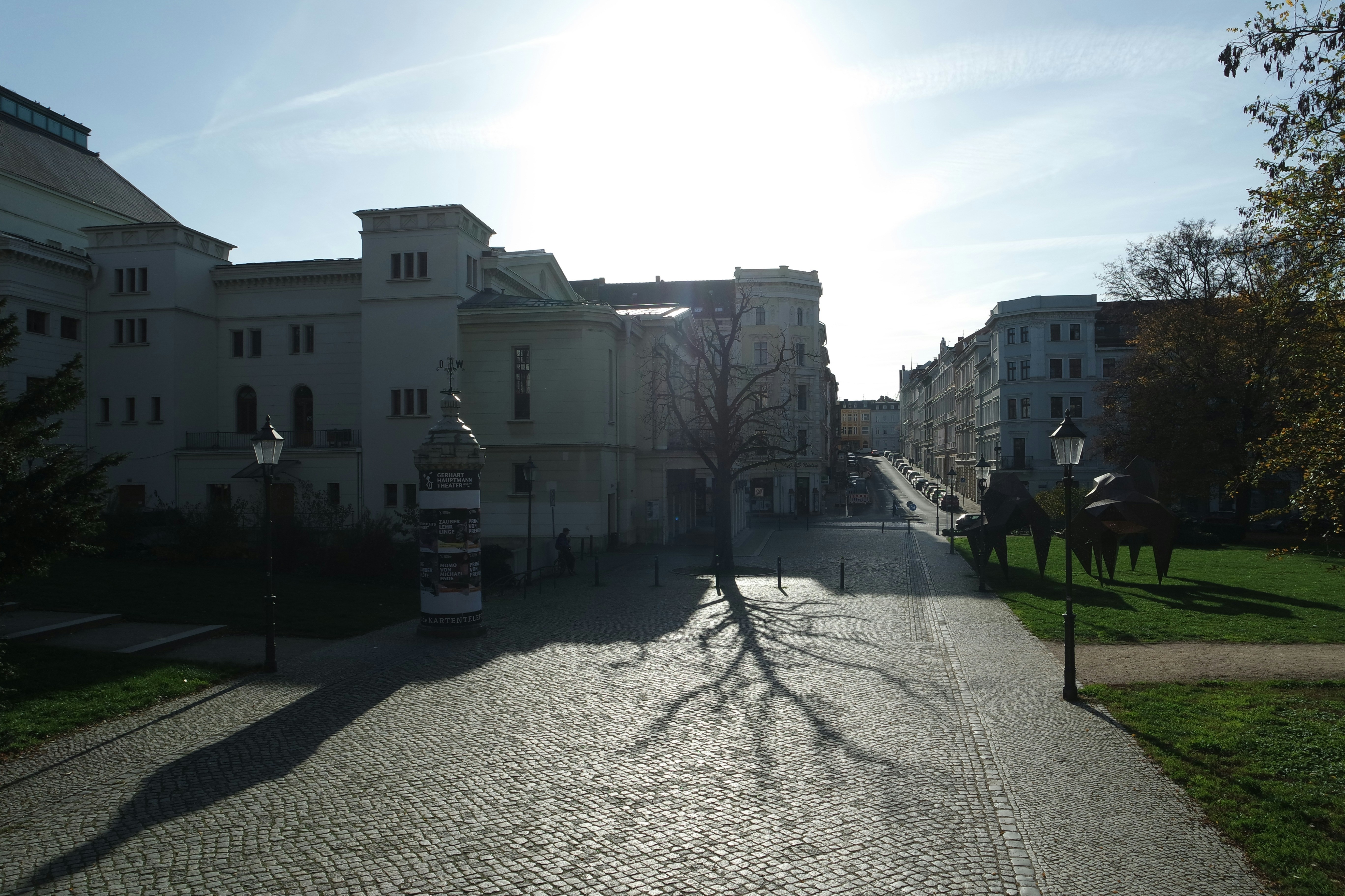Soleil brillant sur une rue pavée traditionnelle