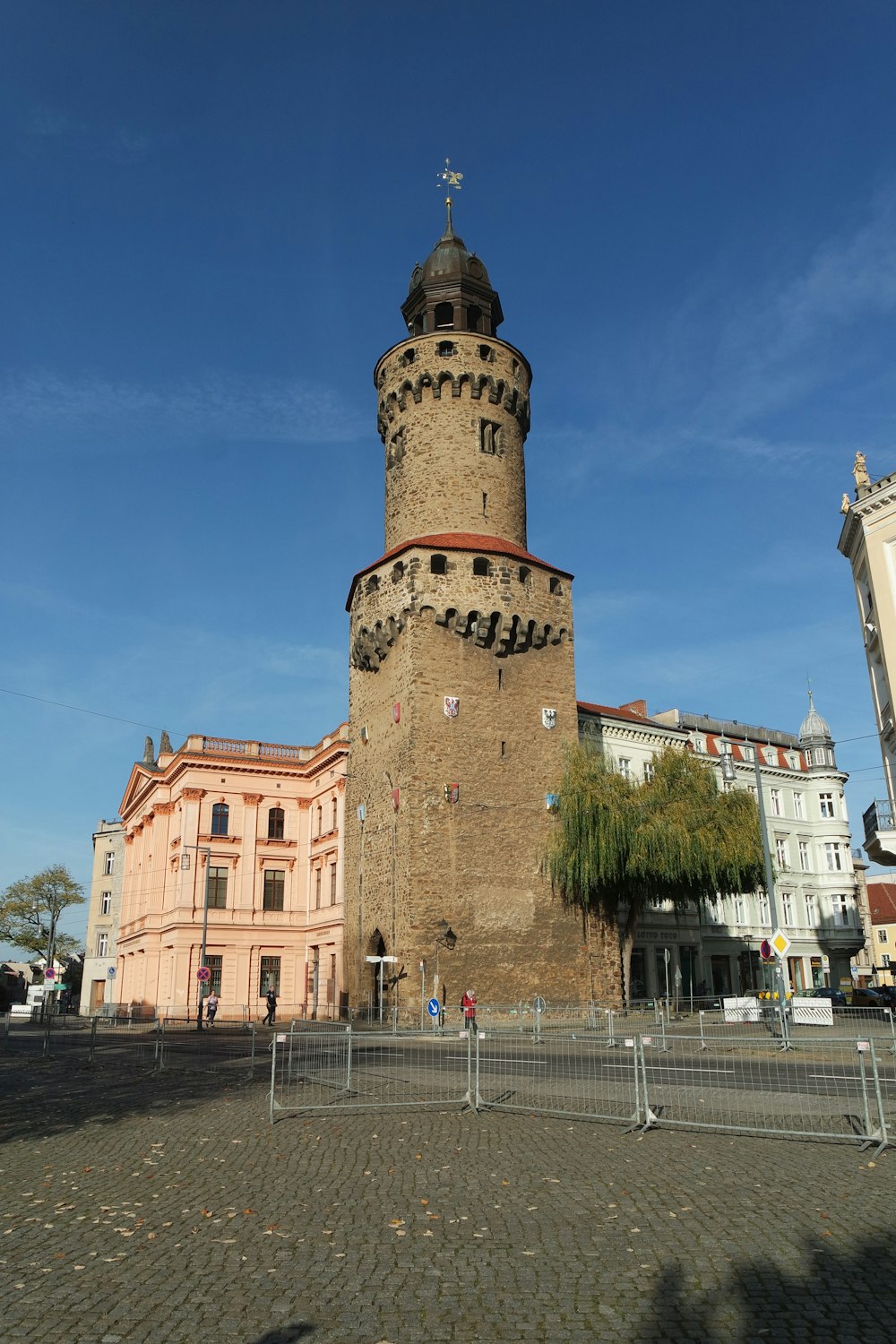 una torre alta con una cruz encima