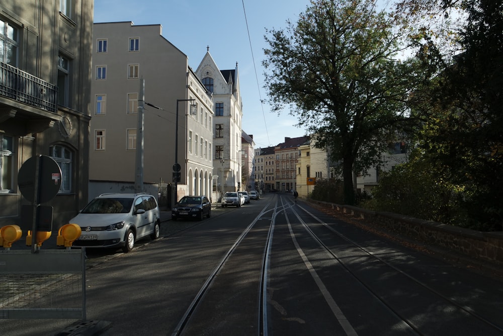 une rue avec des voitures garées sur le côté