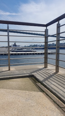 A Wiking Yacht Club marina panorámája a napsütötte Dunával és a városi háttérrel