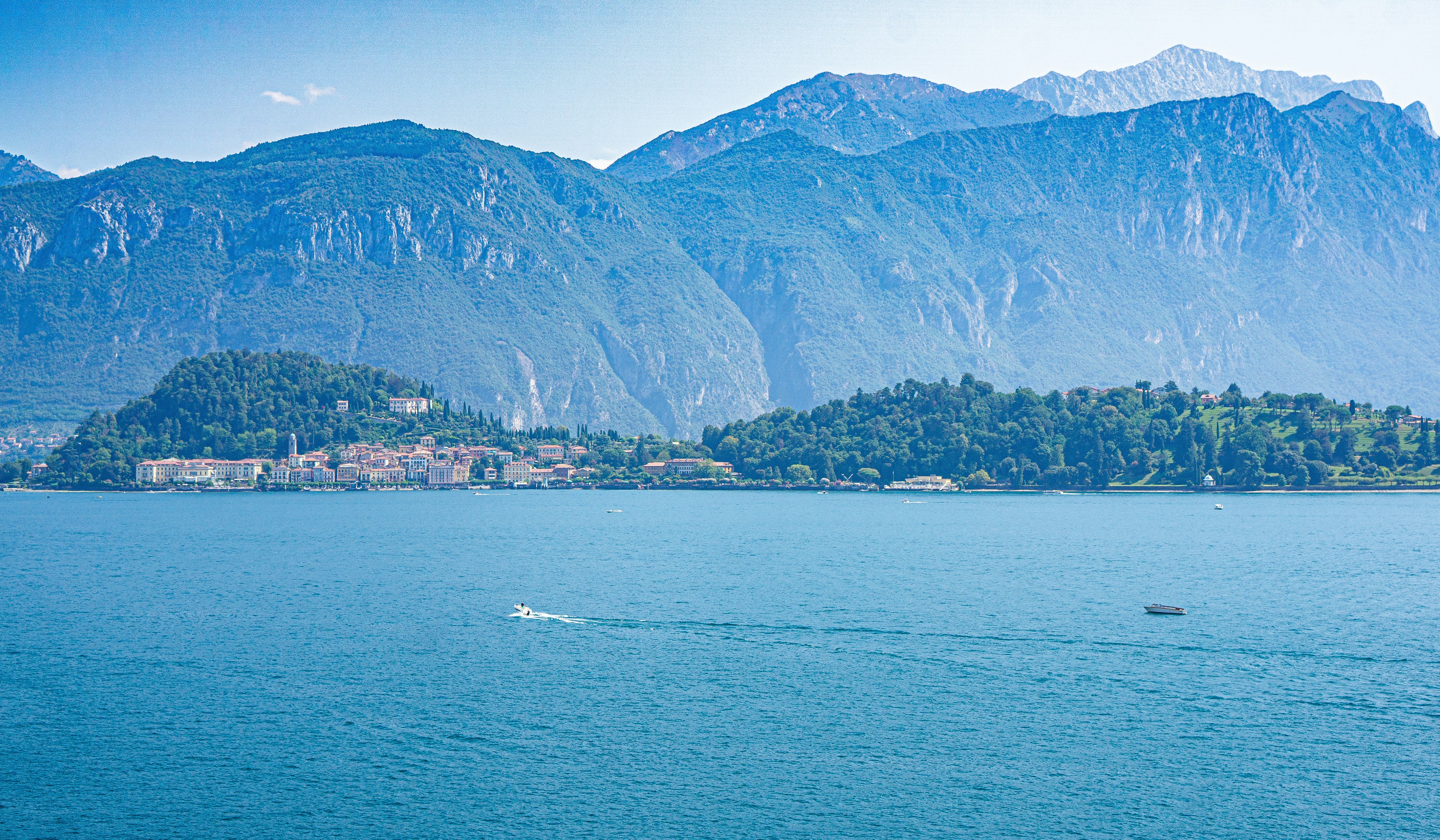 Paat Põhja-Itaalia järvel – veesport ja mägine taust, päikeseline ilm