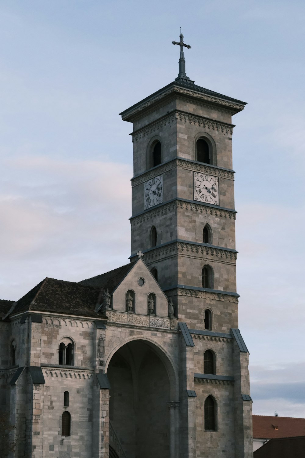 un grand bâtiment en pierre avec une horloge sur le côté