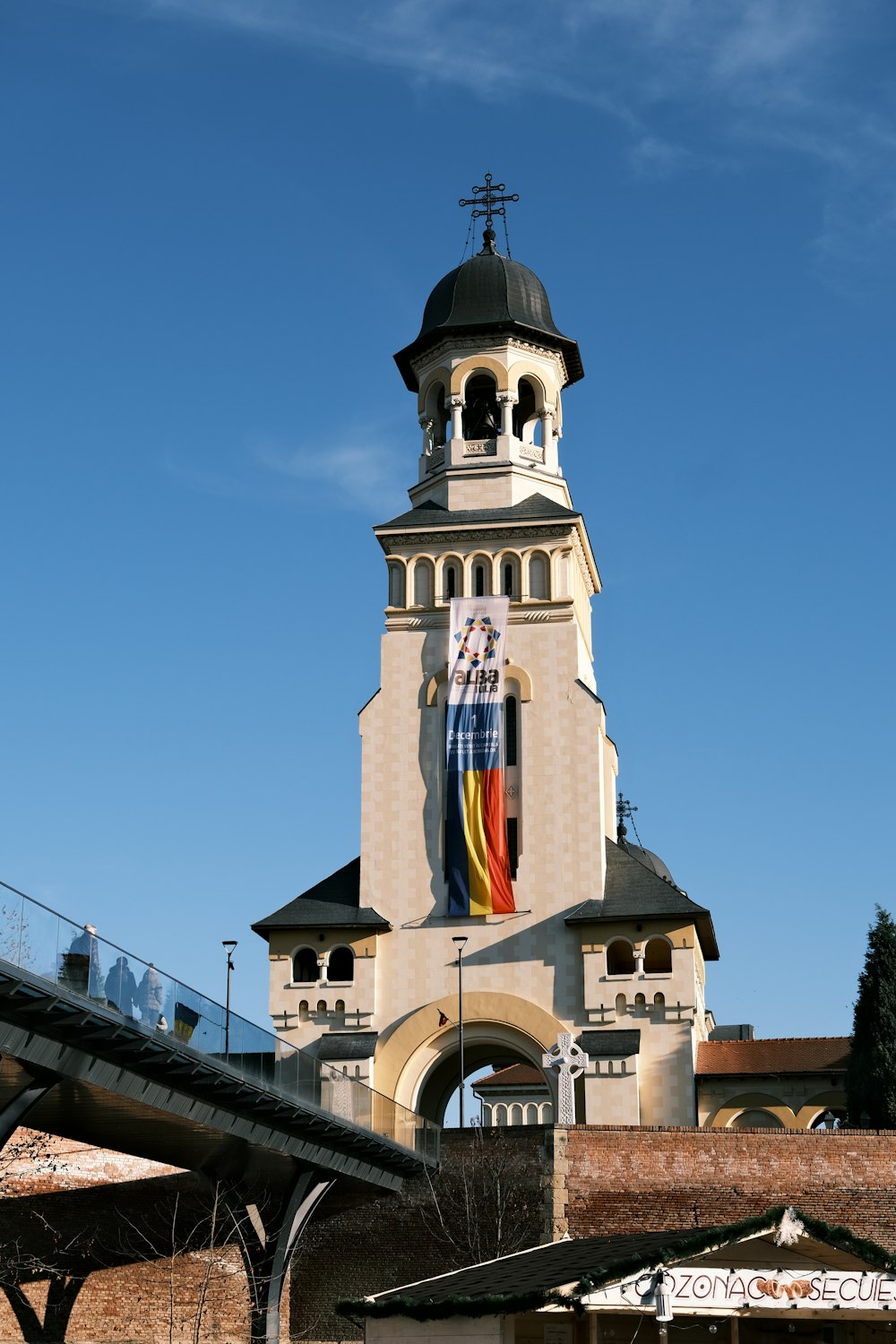 une haute tour avec une horloge au sommet