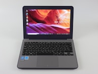 Various laptop brands like Dell, HP, Lenovo, and Asus showcased for sale.