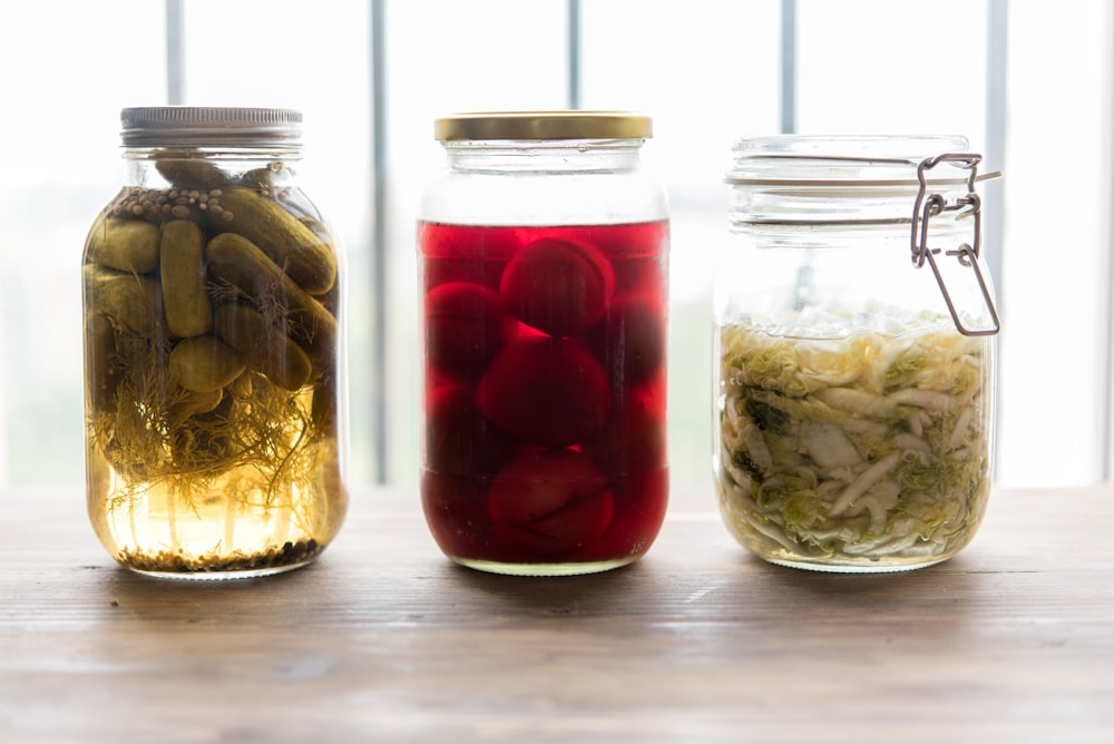 drei Gläser gefüllt mit verschiedenen Arten von Lebensmitteln