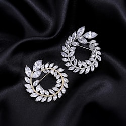 Exploring the Allure of Vintage Brooches and Accessories