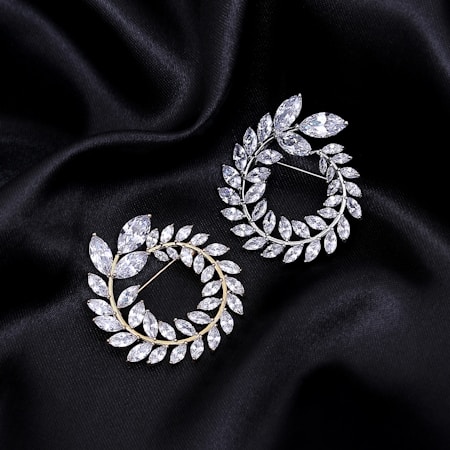 Exploring the Allure of Vintage Brooches and Accessories