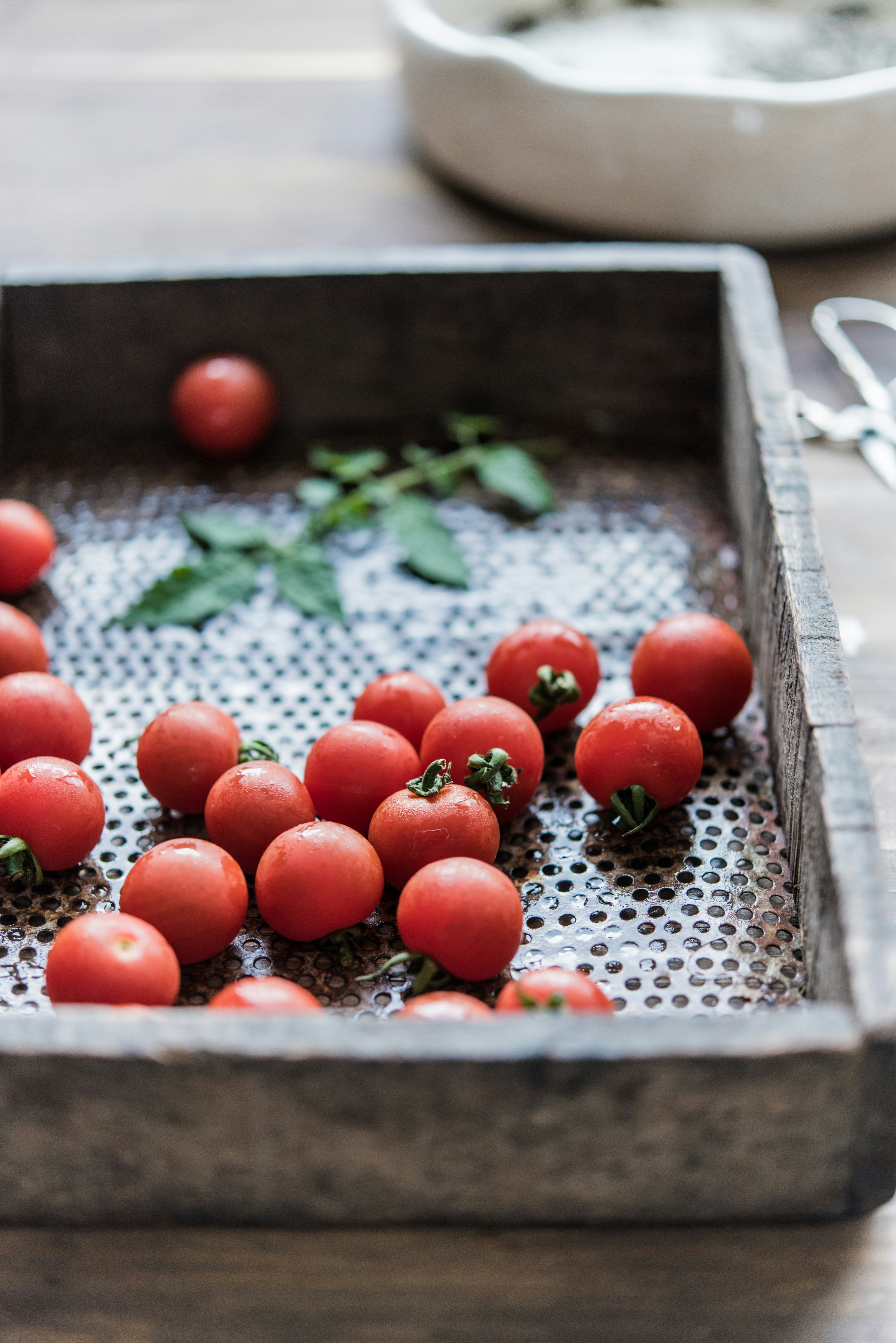 a metal pan filled with lots of red tomatoes