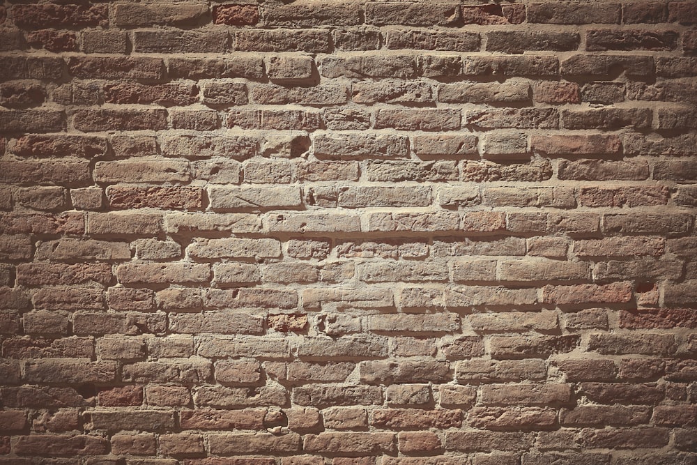 una pared de ladrillo con una pequeña grieta