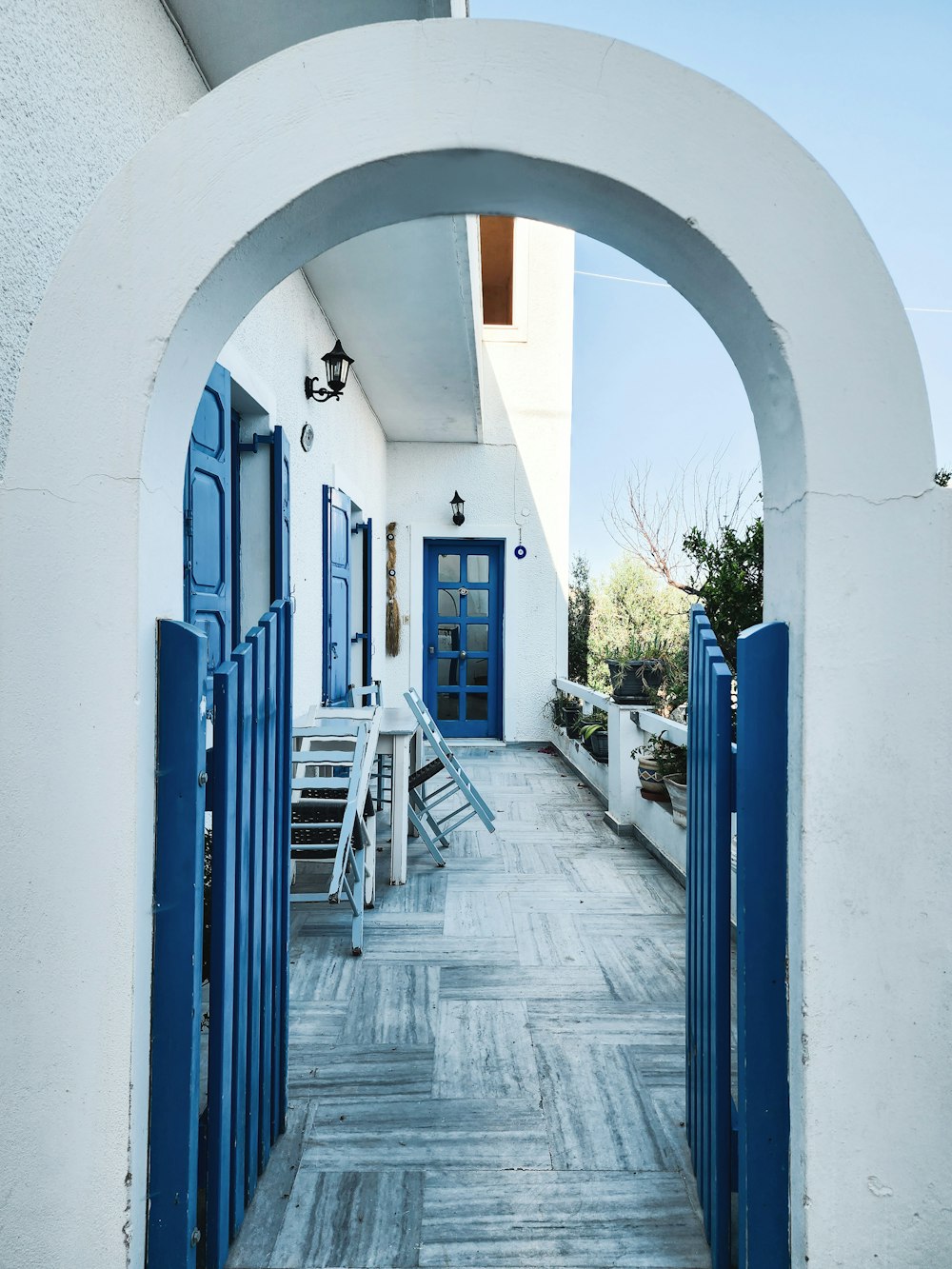 um edifício azul e branco com uma porta azul