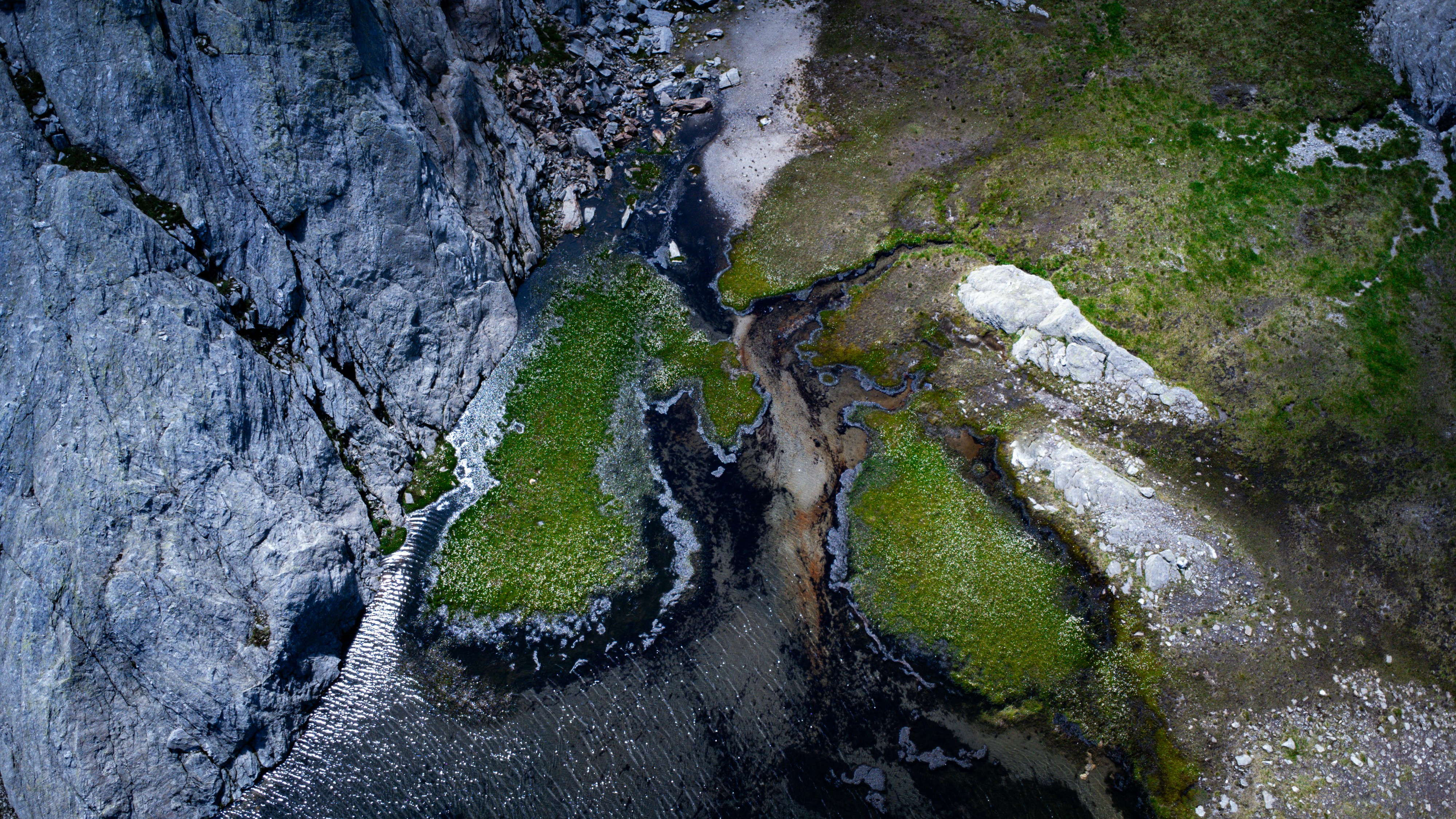 a bird's eye view of a stream in a rocky area