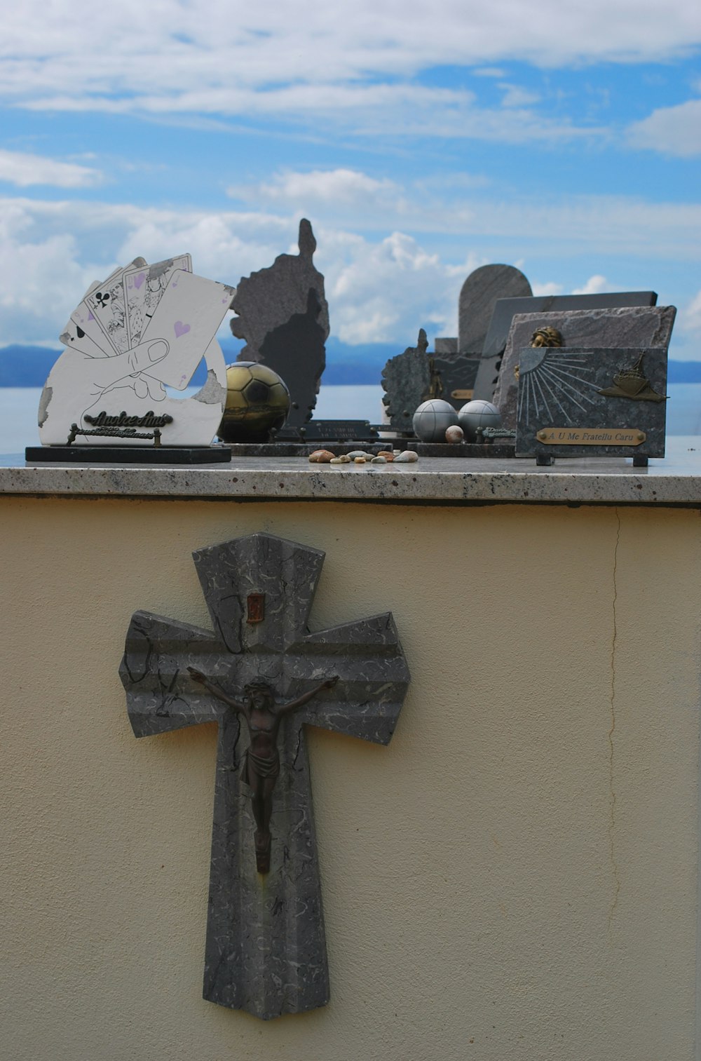 una cruz en el costado de un edificio