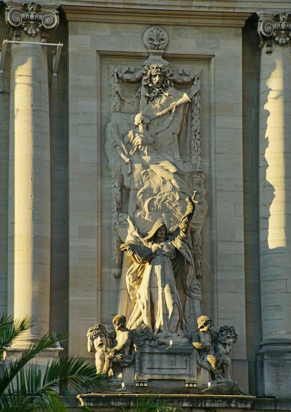 a statue on the side of a building