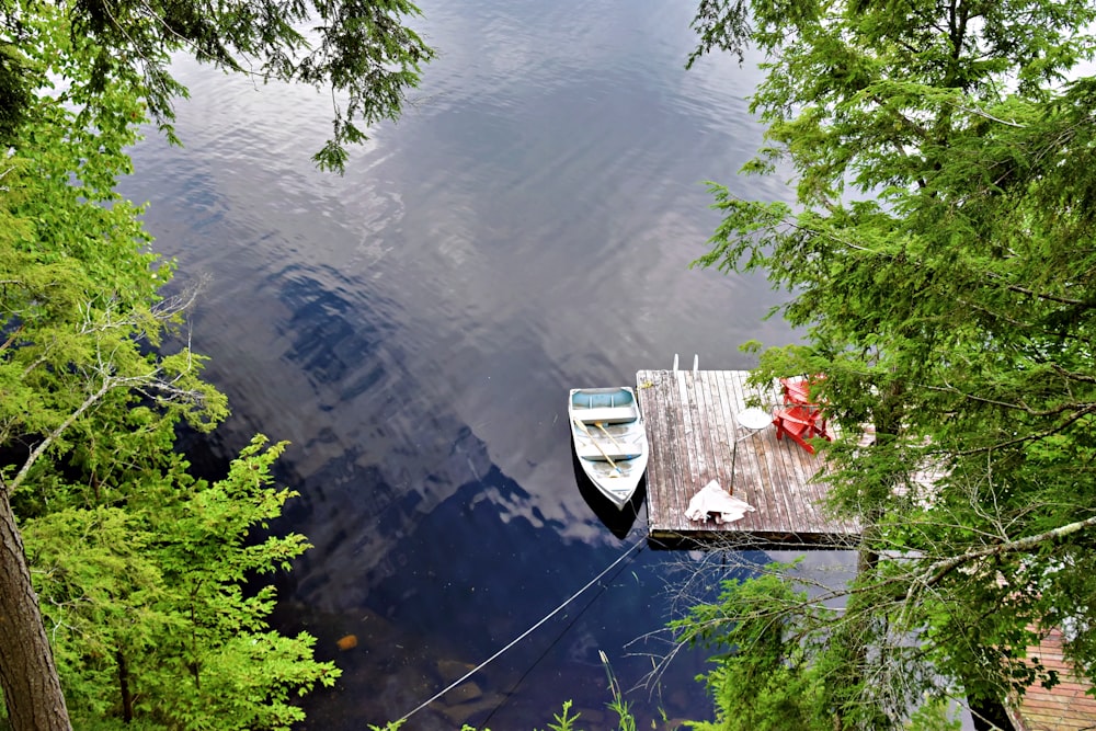 una barca legata a un molo su un lago