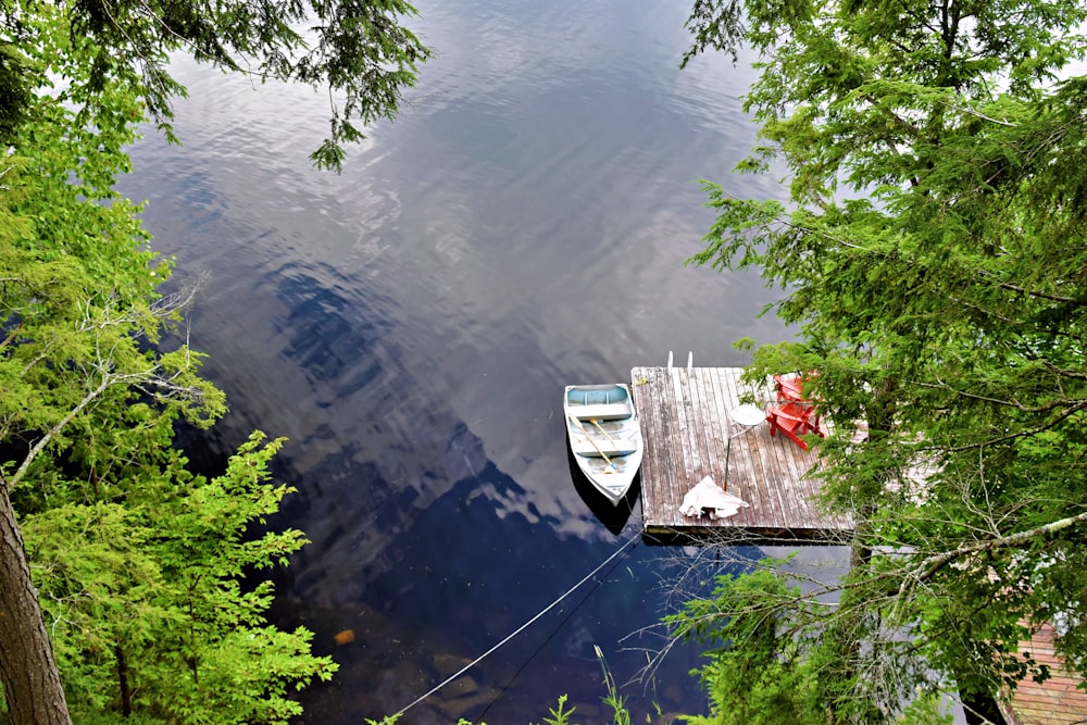 a boat tied to a dock on a lake