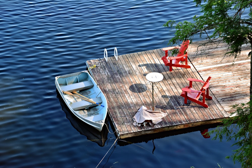 una barca è ormeggiata su un molo di legno