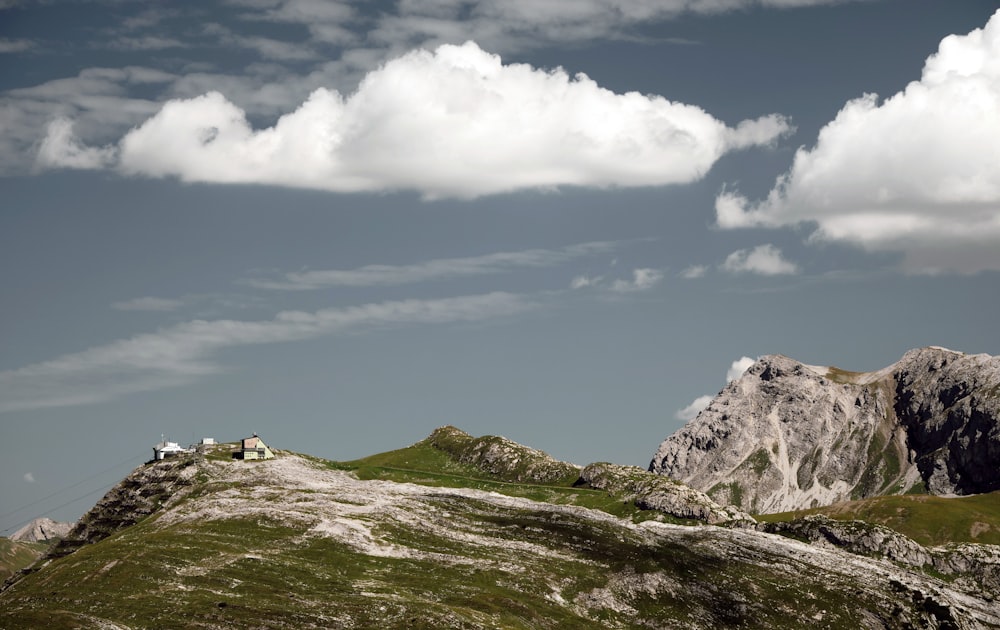 Un grupo de personas de pie en la cima de una exuberante ladera verde