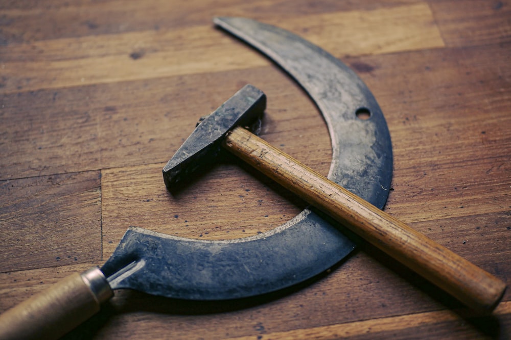 un martillo y un martillo enfermo en un piso de madera