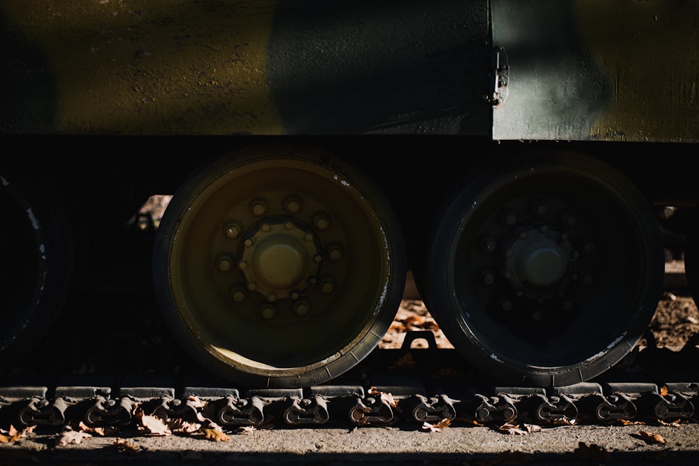 Un primo piano delle ruote di un treno