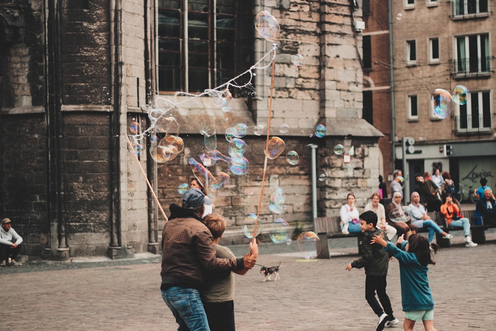 Eine Gruppe von Menschen, die mit Seifenblasen spielen