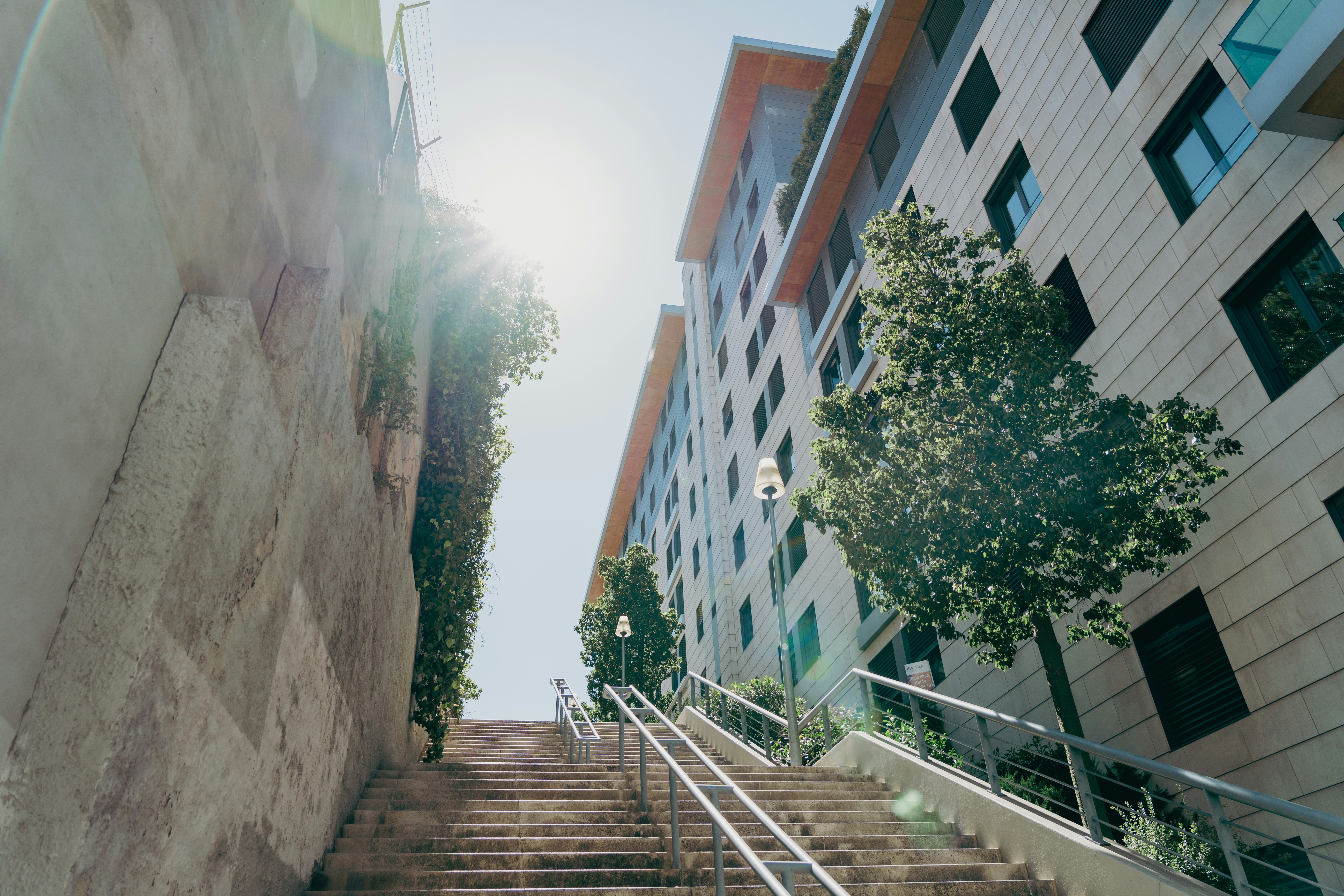 Eine Treppe, die zu einem Gebäude führt