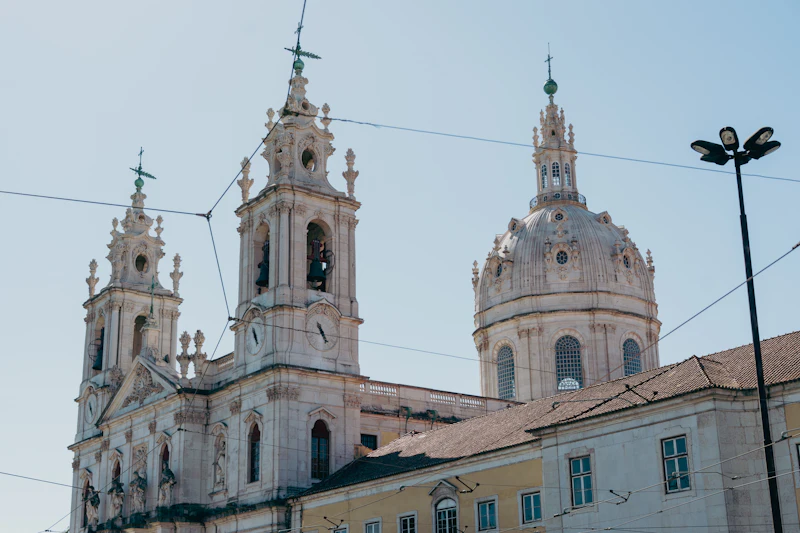 Basílica da Estrela with two towers and a clock