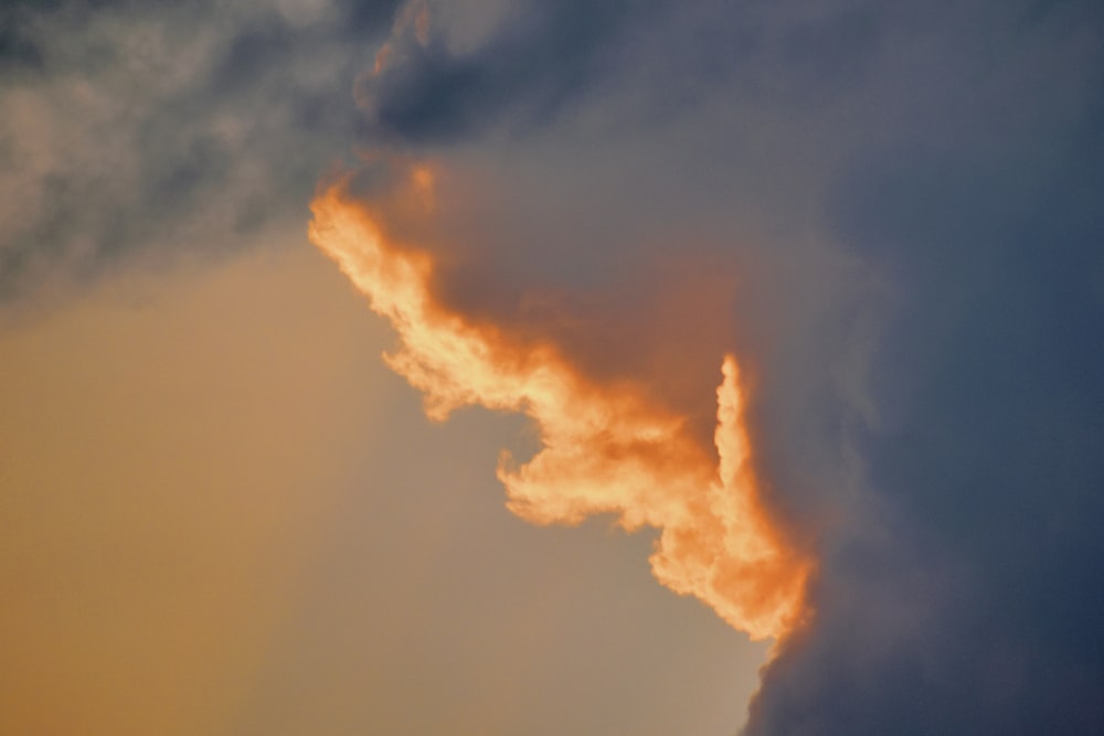 Un avión volando en el cielo con mucho humo saliendo de él