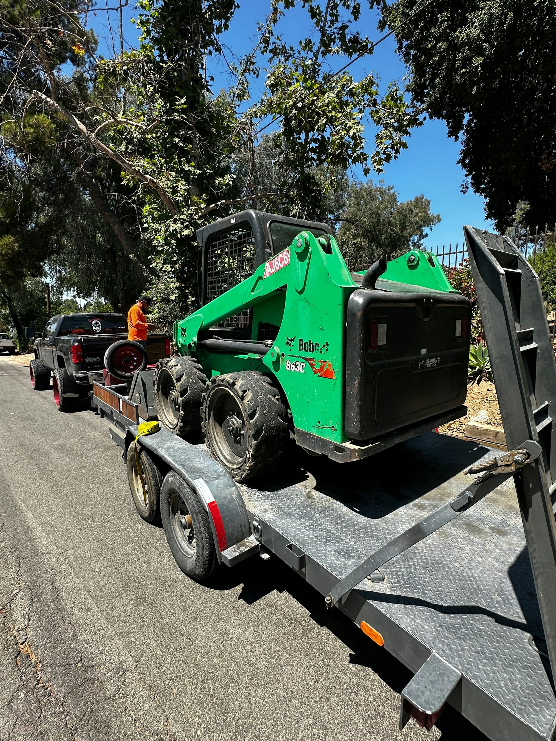 gray computer monitor