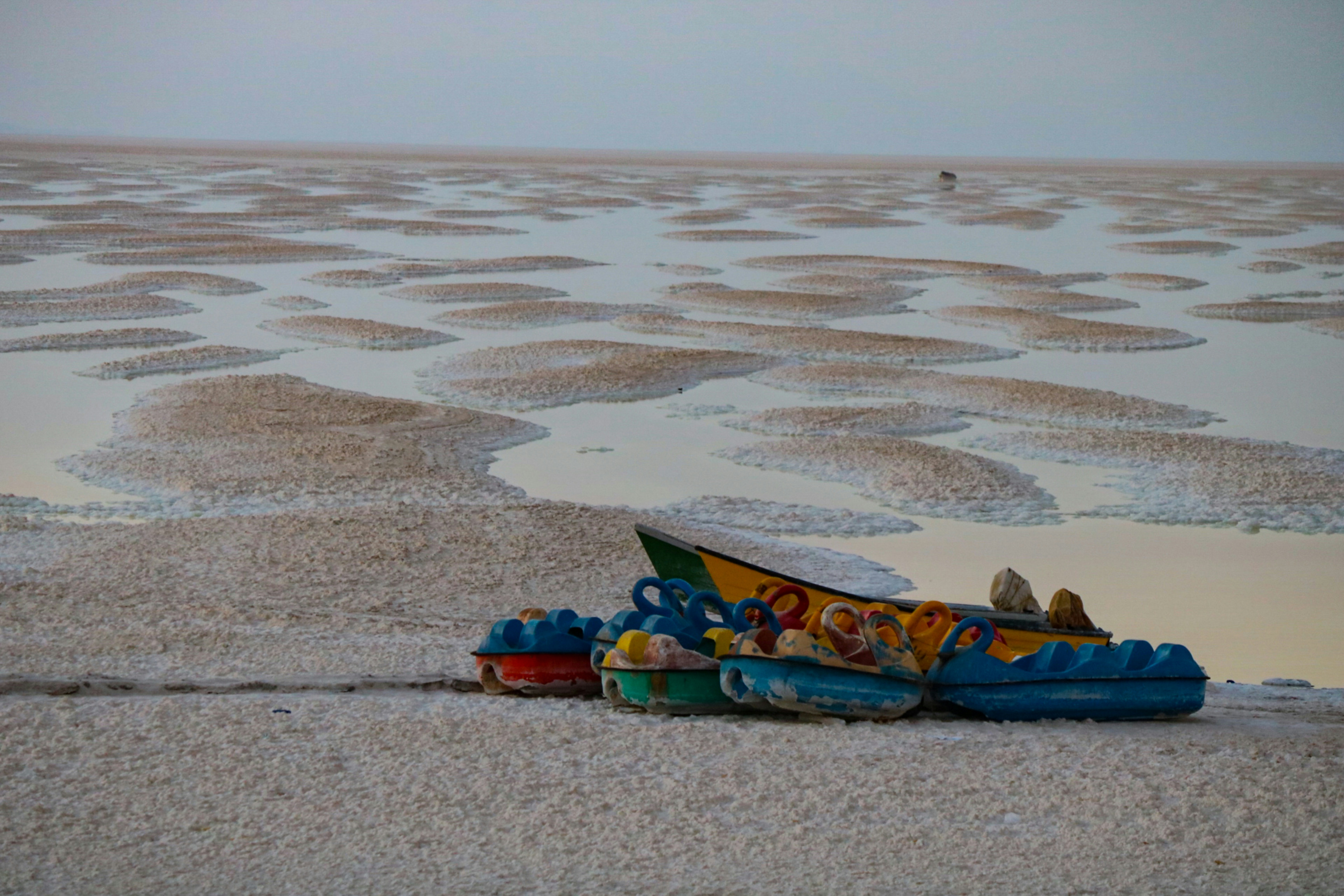 a pair of skis laying on top of a sandy beach