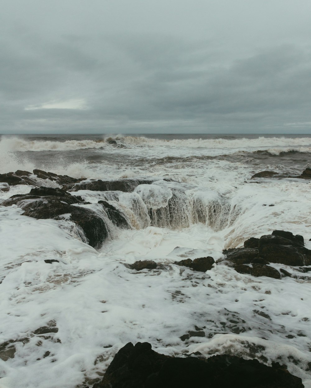 una gran masa de agua rodeada de rocas