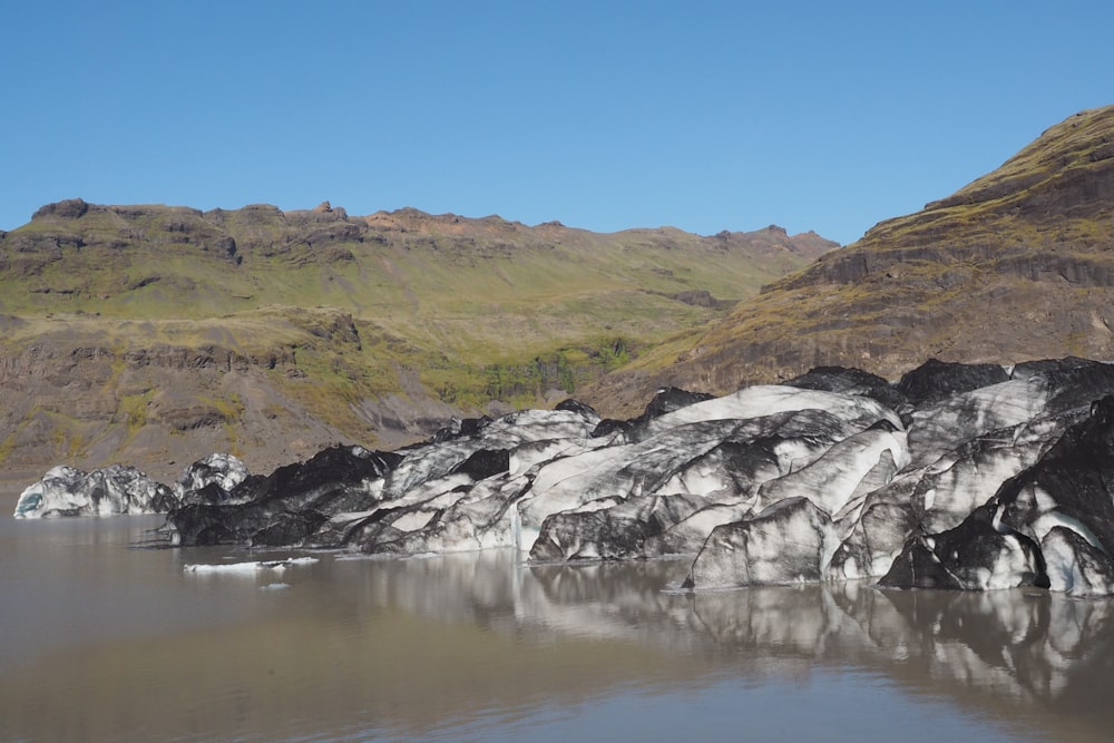 una gran masa de agua rodeada de montañas