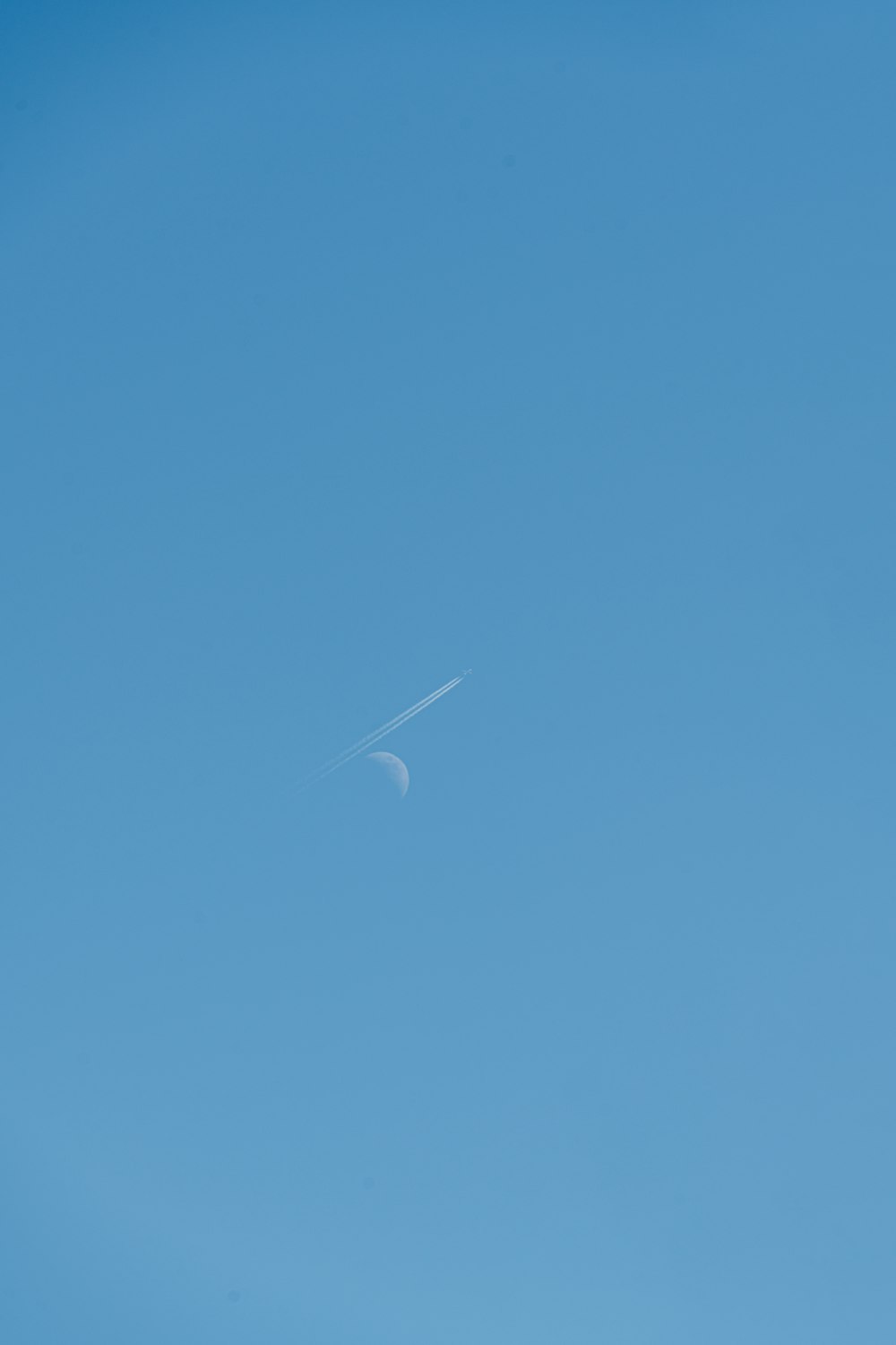 a plane flying in a clear blue sky