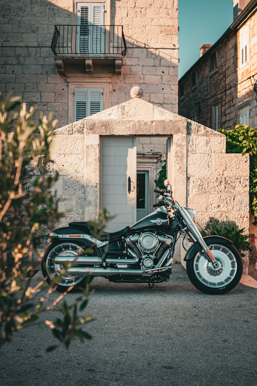 une moto garée devant un immeuble