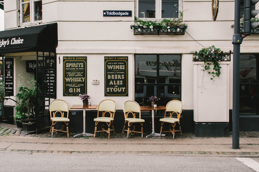 a group of chairs sitting outside of a restaurant,